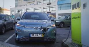 It's about the same length as the bolt ev and the soul ev, but a good 12 inches. Evq Charging 2 Hyundai Motor Europe