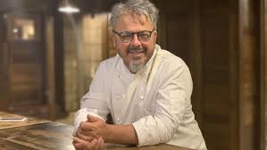 He was born in 1960s, in baby boomers generation. Donato De Santis Visita La Cocina De Cocineros Argentinos Diario 7 Lagos