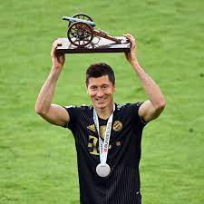 Robert lewandowski bricht den torrekord der bundesliga und lässt gerd müller hinter sich. Fc Bayern Lewandowski Spricht Mit Uschi Muller Uber Rekord Sie Uberrascht Mit Gestandnis Fc Bayern