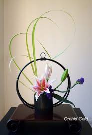 Pin By Kids Drawing Lessons On Centerpiece Idea Ikebana Flower Arrangement Flower Arrangements Modern Flower Arrangements