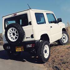 ken inoue on instagram スペアにも白ホイール装着したリアビューが最高に格好いい なんだろこのrcカーぽさ ジムニーjb64 jb64ホイール jb64 wildboarz アルミホイール 新型ジムニー スペリアホワイト アピオ アピ 新型ジムニー rcカー ジムニー