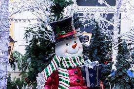 Das fest ist aus, und es wird laut im hause, und trauriger vergeht der nachmittag. Weihnachtsdekoration Mit Schneemann An Der Strasse In Der Kleinen Deutschen Stadt Baden Baden Deutschland Lizenzfreie Fotos Bilder Und Stock Fotografie Image 52135598