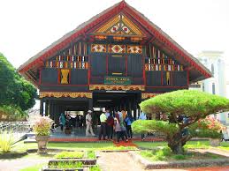 Dalam rumah adat aceh yakni mempunyai bentuk memanjang dan persegi panjang dari timur ke barat. Apa Itu Rumah Adat Aceh Krong Bade Dan 5 Fakta Menariknya Blog Qhomemart