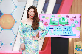 Jun 21, 2021 · 葉家妤為家庭息影7年，近來她回歸八點檔《黃金歲月》飾演李采苓，該角色原本是妹妹白家綺飾演，但因為白家綺當時懷孕，只好由她代打，為戲葉家妤鏟肉10公斤，又回到產前曼妙身材，大方談老公陳宇風看她的眼神都不一樣，「我都要跟他求饒！ è»Šå‹¢æ˜Ÿèž è­¦æˆ'ä¸‰ç´šä¸å‡ºé–€ å››å¯¶åª½ç™½å®¶ç¶ºå¦™æ‹›å°ä»˜2æ­²å¨ƒ Carture è»Šå‹¢æ–‡åŒ–