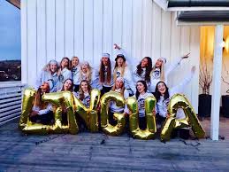 Lingua 2017 En Bukett Jenter Fra Porsgrunn Som Representerer Den Sterkeste Muskelen I Kroppen La Lingua Vi Er Ikke Bare Storst Men Ogsa Sterkest Du Ma Betale Mens Vi Er Pa