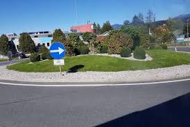 Pkw Ubersah Moped Im Kreisverkehr Kreisverkehr Verkehr Unfall