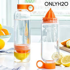 Prepara Bevande Rinfrescanti Miscelando Agrumi Con Acqua Te O Gassosa Nella Bottiglia Per Infusi Di Agrumi Con Spremiagrum Presse Agrume Agrumes Centrifugeuse
