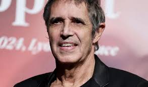 Julien Clerc et son fils Léonard : leur vie entre la meilleure ville du  monde et Paris : “C'est extrêmement joyeux”