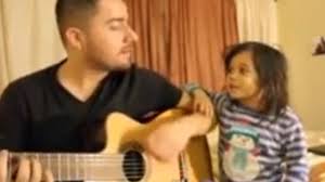 Montrez à votre petite princesse l'amour que vous portez à l'intérieur. Ce Pere Et Sa Fille Forment Un Duo Touchant A La Guitare Un Vrai Moment De Tendresse