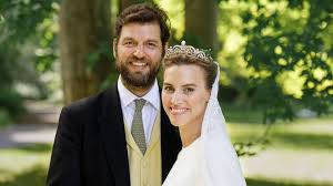 Prinz Casimir Alana Bunte Tranen Bei Der Marchenhochzeit Marchenhochzeit Trauung Frisch Verheiratet