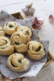 De Petits Escargots Au Beurre D Escargot A Deguster A L Apero Ou En Guise De Petit Pain Pain Beurre D Escargot Recette Et Apperitif