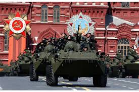 Más de 13.000 militares rusos participaron en el desfile y 130 unidades de armas modernas y equipo militar fueron desplegados ante la presencia del presidente ruso, vladimir putin, de altos oficiales, veteranos de guerra e invitados. La Plaza Roja Acoge El Mayor Desfile Militar De La Historia Moderna De Rusia