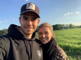 They have a son named georges. Het Gelukzalige Gevoel Van Vader In Spe Wout Van Aert Toen Het Nieuwsblad Mobile