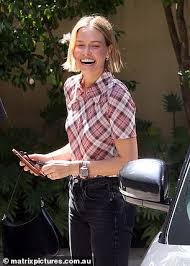 This cut demonstrates a new edgy take on a classic bob haircut, made famous by lara worthington bingle. Lara Bingle Shares A Rare Smile As She Goes Out For Lunch At Rose Bay London News Time