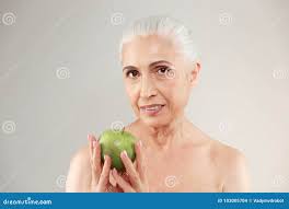 Starke Nackte ältere Frau, Die Apfel Hält Stockfoto - Bild von zauber,  gesund: 103005704