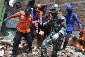 Bencana sosial, adalah bencana yang diakibatkan oleh peristiwa/serangkaian peristiwa oleh manusia. 5 Bencana Alam Di Awal 2021 Dari Longsor Sumedang Hingga Gempa Sulbar Halaman All Kompas Com