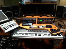 Everything you need at this desk for producing great music. Concept 25 Of Music Producer Desks Markmagazine Jul2008 Alandeoliveira
