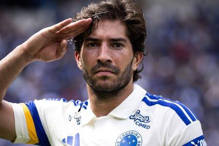 ÍDOLO MÁXIMO! Lucas Silva reestreia, chega a 345 jogos e entra em ranking histórico