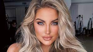 Ashley Alexiss In Tight Strapless Dress Proves She Never Settles