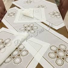 Salon Takimi Danteli Bu Defa Boyamadik Orjinal Rengi Cok Guzel Ekru Olunca Ona Uygun Kumas Kullandik Bu Zar Hessian Table Runner Crochet Home Handmade