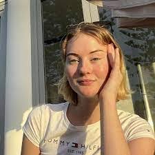 Clarissa Hand's Instagram, Twitter & Facebook