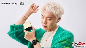 La 'ngc 55', ahora 'hope world', es una galaxia en forma de espiral y se encuentra a más de 6.5 millones de años luz de distancia en la . Take A Look At The Latest Photo Set From Bts X Samsung Galaxy Z Fold 3 And Flip 3 5g Newsdir3