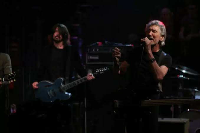 Roger Waters and Foo Fighters Perform 'In the Flesh?' on 'Late Night with  Jimmy Fallon'