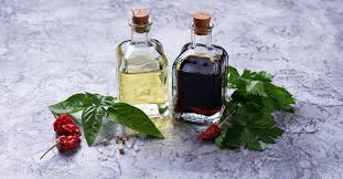 Ricordo le damigiane scure che trattenevano quel liquido rosso dall'odore intenso e, ricordo che, ogni tanto, qualcuno veniva a chiedere la madre per poter realizzare l'aceto fatto in casa. Aceto Aromatizzato Le Ricette Per Farlo In Casa