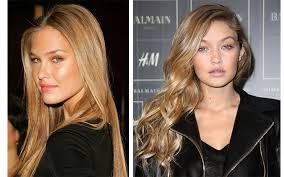 Parte posteriore della testa di una donna con capelli lunghi biondo miele,. Biondo Miele Valorizzalo Con Il Make Up Giusto Vogue Italia