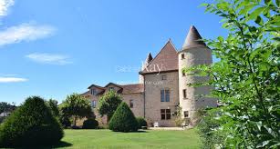 D'une surface habitable de 190 m² environ par niveau, il comprend : Bourgogne Du Sud Petit Chateau Origine 15eme Renove
