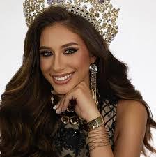 Nelly Laboy's Instagram, Twitter & Facebook