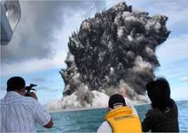 Ante la erupción de un volcán submarino en tonga (oceanía), durante la madrugada de hoy, la dirección de hidrografía y navegación de la . Erupcion De Un Volcan Submarino En Tonga Video Vista Al Mar