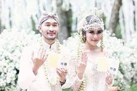 Ketika kita sedang jatuh cinta rasanya memang tidak ada yang lebih indah, sehingga mimpi peluk pacar sendiri kadang sudah menjadi hal yang biasa, apalagi arti mimpi melihat pasangan berpelukan dengan orang lain yang tidak biasa adalah ketika arti mimpi pelukan sama mantan pacar karena. Mimpi Menikah Dengan Pacar Sendiri Ini Dia Artinya