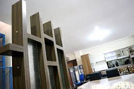 Model rumah seperti ini tidak hanya berkembang di perumahan kota besar, tetapi juga menjalar sampai ke penjuru daerah hampir seluruh pelosok tanah air. Download Desain Sekat Antara Ruang Tamu Dan Ruang Keluarga