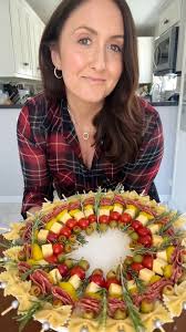 Charcute-WREATH, anyone? Save this recipe for your next holiday gathering.  They make for the cutest appetizers!!