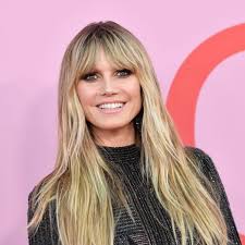 May 03, 2022 · con frangetta a tendina, ad arco, dritta, in stile anni ’70, corta o lunga e voluminosa, scopriamo quali sono i migliori tagli di capelli con frangia 2022 sfogliando le foto e le idee di look degli hairstylist e dei parrucchieri famosi. Frangia A Chi Sta Bene E Come Adattarla Alla Forma Del Viso