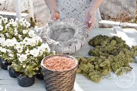 Das moos macht jede dekoration lebhaft und bezaubernd. Deko Und Diy Blog Kreative Deko Ideen Fur Ein Schones Zuhause Diy Fruhlingskranz Aus Hornveilchen White And Vintage