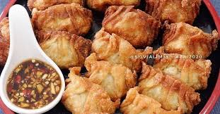 Ambil kulit pangsit, beri isian lalu bentuk sesuai selera. Ide Membuat Camilan Renyah Buka Puasa Cicipi Pangsit Goreng Ayam Jamur