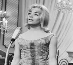 En 1952, elle remporte les championnats de france de gymnastique et, en 1962, le concours eurovision de la chanson pour la france, avec la chanson un premier amour. Isabelle Aubret La Celebre Chanteuse Est Nee A Lille Personnalites