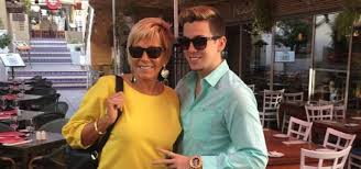 Tras la entrevista dada por argandoña, kel calderón no se ha referido a los dichos de su madre quien además la joven le dio me gusta al comentario de un usuario quien escribió: Fykarsc9emghmm