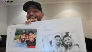Entre los saludos de la selección, abuelas de plaza de mayo y barcelona se destaca el de newell's, el club que lo formó de 24 de junio de 1987, rosario, nace lionel messi. Sergio Aguero Lionel Messi Feliz Cumpleanos Chaval Te Quiero Mucho El Saludo De Messi Que Indigno Al Kun Video Twitch Seleccion Argentina Nczd Deporte Total El Comercio Peru