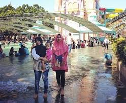 10 Spot Foto Di Atlantis Land Kenjeran Park Surabaya Harga Tiket Masuk Buka Tutup Jam Berapa Malam Hari Ada Apa Aja Kolam Renang Air Mancur Wisataterdekat Com
