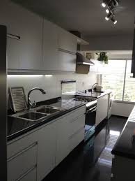 Actualmente tener una tienda de muebles de en cocieco realizamos cocinas completas baratas con isla de una calidad excepcional. Grupo3 Cocina Blanca Con Tiradores De Aluminio Incorporados A La Puerta Muebles De Cocina Mobiliario De Cocina Cocinas De Casa