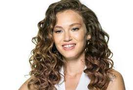 Aslen i̇zmirli olan güzel oyuncu melisa şenolsun i̇stanbul üniversitesi devlet konservatuarı bölümünden mezun olmuştur. Melisa Senolsun Celebrity Age Weight Height Net Worth Dating Facts