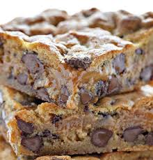 A Layer Of Caramel Sauce Perfectly Sandwiched Between Layers Of The Best Chocolat Cookies Recipes Chocolate Chip Best Chocolate Chip Cookie Chocolate Chip Bars
