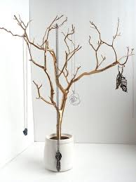 Goldlackierter Zweig Als Schmuckstander Goldlackiert Schmuckstander Z Diy Idees De Decoration Diy Jewelry Stand Diy Jewelry Display Diy Jewelry Holder Tree