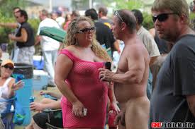 Amateur chicks get naked on a platform at a clothing optional club -  Pichunter