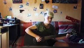 Dans le port d'amsterdam y a des marins qui dansent en se frottant la panse sur la panse des femmes et ils tournent et ils dansent comme des soleils crachés dans le son déchiré d'un accordéon rance ils se tordent le cou pour mieux s'entendre rire jusqu'à ce que tout à coup l'accordéon expire. Jacques Brel Le Port D Amsterdam The Voice Of Agathe