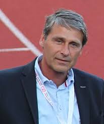 Tři dívky si pod vedením kouče jana železného jdou za svými sportovními sny, ale ve skupině je ještě jedna. Jan Zelezny Wikipedie