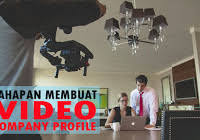 Libur semester ini aku pulang kekampung halaman, disana aku bertemu kedua orang tuaku dan adikku yang sangat aku namun aku tetap memaksakan diri untuk mandi dan bersiap siap berangkat sekolah, setelah rapi aku turun kebawah untuk berangkat sekolah. Contoh Teks Narasi Video Profil Sekolah Smk Yazhmedia